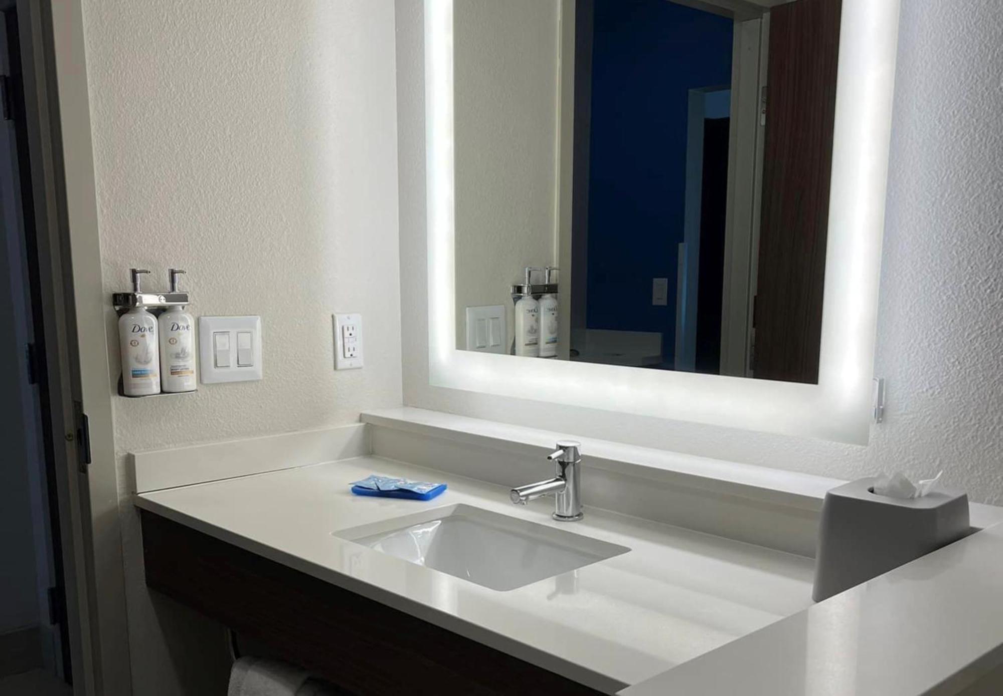 Holiday Inn Express & Suites Bryan - College Station By Ihg Экстерьер фото